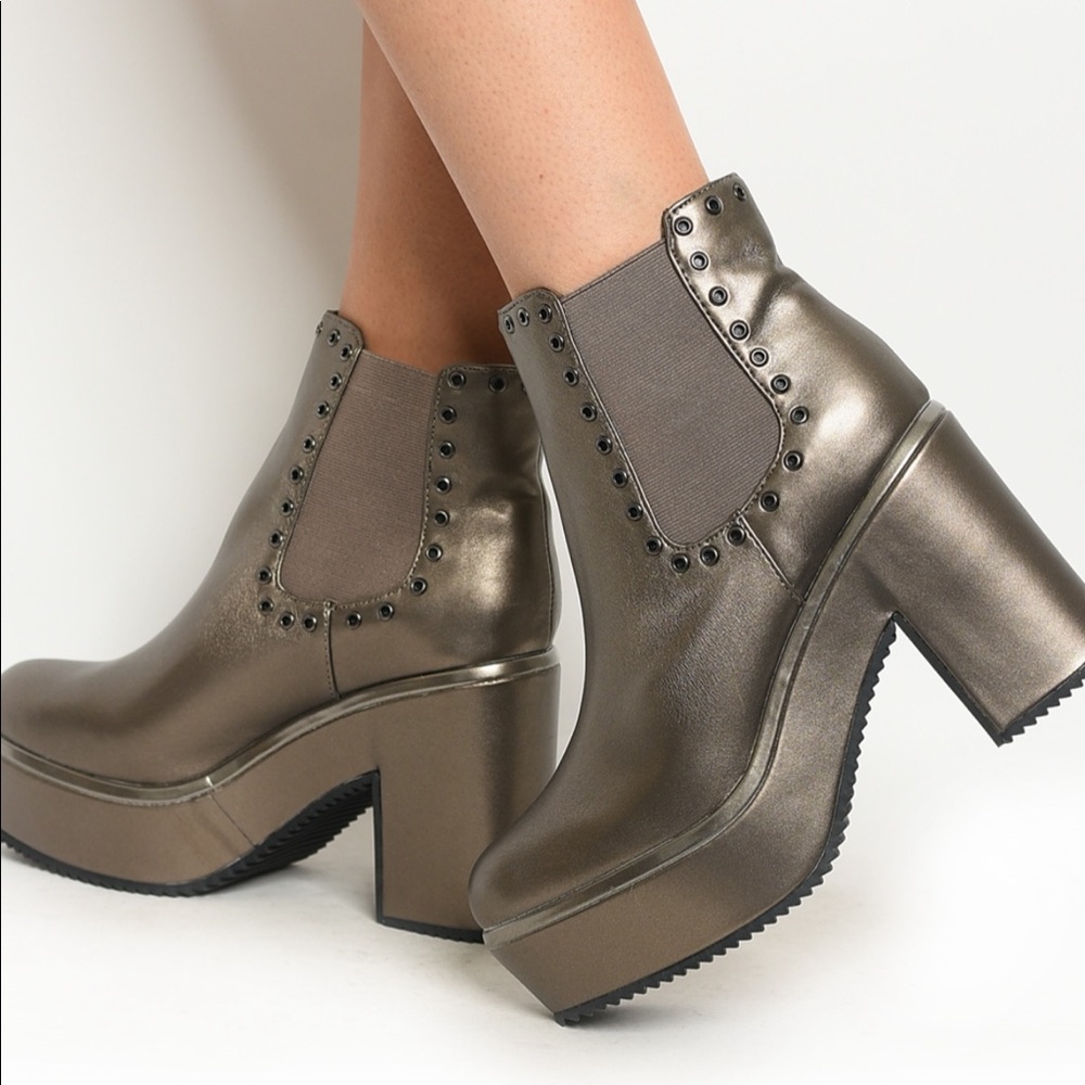 NWT Trendy Pewter Colored Chunky Heeled Boots - Picture 2 of 3